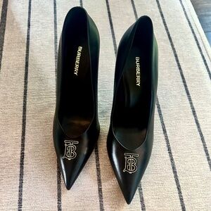 BURBERRY Monogram Pointed Toe Pump in Black Sz 39 NEW $900!!